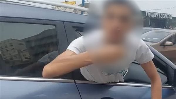 كسروا له المرايا.. الأجهزة الأمنية تفحص واقعة إهانة شابين بسيارة ملاكي لسائق ميكروباص بالإسكندرية كسروا له المرايا.. الأجهزة الأمنية تفحص واقعة إهانة شابين بسيارة ملاكي لسائق ميكروباص بالإسكندرية