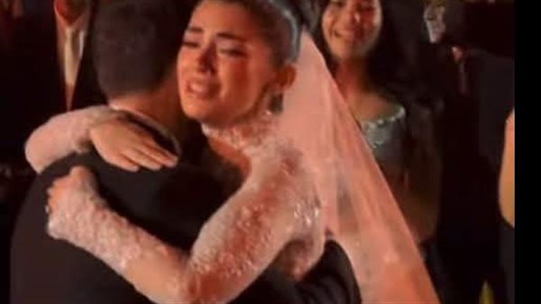 شاهد.. لحظة بكاء ليلى أحمد زاهر في ليلة زفافها على هشام جمال شاهد.. لحظة بكاء ليلى أحمد زاهر في ليلة زفافها على هشام جمال