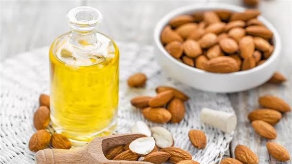 زيت اللوز الحلو.. سر من أسرار الجمال الطبيعي للعناية بالبشرة زيت اللوز الحلو.. سر من أسرار الجمال الطبيعي للعناية بالبشرة