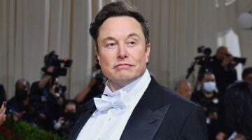 تفاصيل مشادة كلامية علنية بين إيلون ماسك ووزير أمريكي