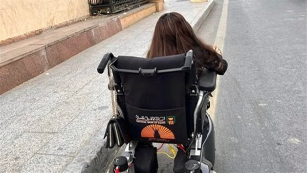 “مارينا تبحث عن رامب”.. فتاة أقصرية من ذوي الهمم تثير قضية غائبة على كورنيش المدينة السياحية