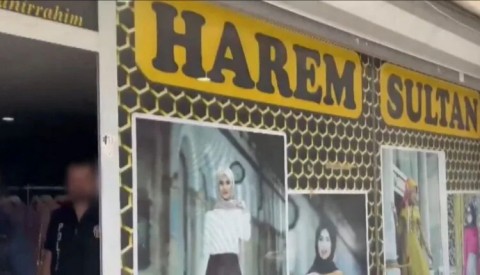 رائحة غريبة تكشف عن فضيحة مدوّية داخل متجر ملابس نسائية في إسطنبول رائحة غريبة تكشف عن فضيحة مدوّية داخل متجر ملابس نسائية في إسطنبول