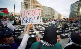 مكتب التحقيقات الفيدرالي الأمريكي يوقف نشطاء داعمين لفلسطين
