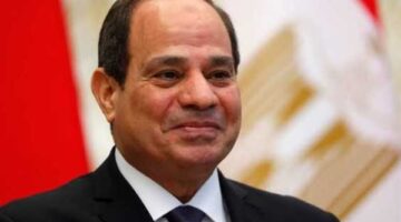 السيسي يضع إكليلا من الزهور على قبر الرئيس الراحل السادات