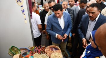 وزير الشباب ومحافظي شمال سيناء ومطروح يفتتحون معرضا للمنتجات الحرفية