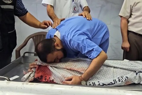 طبيب فلسطيني بغزة.. هرع لإنقاذ جرحى فوجد جثامين عائلته طبيب فلسطيني بغزة.. هرع لإنقاذ جرحى فوجد جثامين عائلته