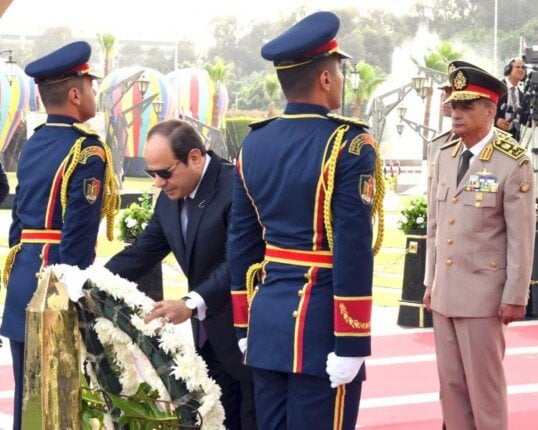 عاجل.. الرئيس السيسي يضع إكليل زهور على النصب التذكاري لشهداء القوات المسلحة (فيديو) عاجل.. الرئيس السيسي يضع إكليل زهور على النصب التذكاري لشهداء القوات المسلحة (فيديو)