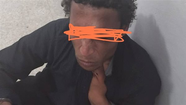 أهالي قرية منشأة اليوسفي في بني مزار يسلمون متسولا للشرطة حاول خطف طفل أهالي قرية منشأة اليوسفي في بني مزار يسلمون متسولا للشرطة حاول خطف طفل