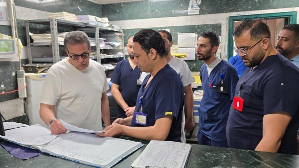 وزير الصحة : صرف مكافأة لجميع العاملين بمستشفى البنك الأهلي وزير الصحة : صرف مكافأة لجميع العاملين بمستشفى البنك الأهلي