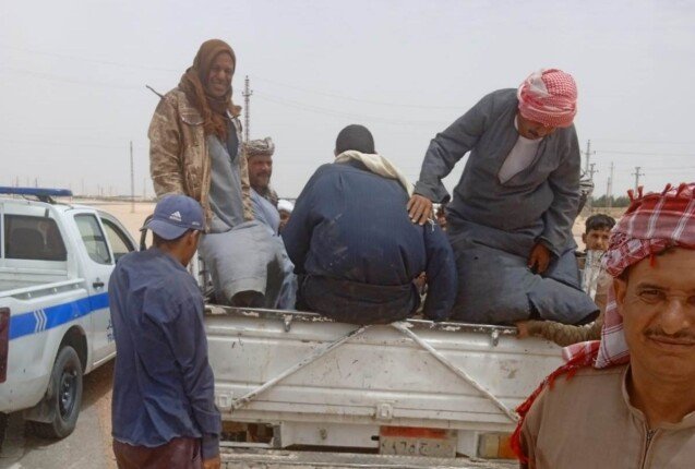 مرور المنيا يضبط سيارة «بيك أب» مخالفة تقل 28 عاملاً زراعياً وتعرض حياتهم للخطر مرور المنيا يضبط سيارة «بيك أب» مخالفة تقل 28 عاملاً زراعياً وتعرض حياتهم للخطر