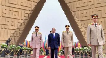 السيسي يضع إكليل زهور على النصب التذكاري لشهداء القوات المسلحة في ذكرى تحرير سيناء