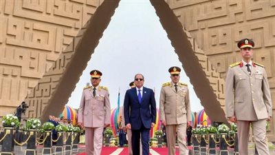 السيسي يضع إكليل زهور على النصب التذكاري لشهداء القوات المسلحة في ذكرى تحرير سيناء السيسي يضع إكليل زهور على النصب التذكاري لشهداء القوات المسلحة في ذكرى تحرير سيناء