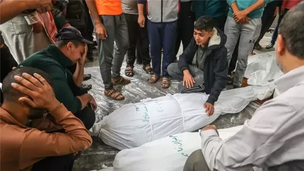 مجزرة جديدة في غزة.. الاحتلال يستهدف شققًا سكنية ويخلّف 10 شهداء في يوم دامٍ مجزرة جديدة في غزة.. الاحتلال يستهدف شققًا سكنية ويخلّف 10 شهداء في يوم دامٍ