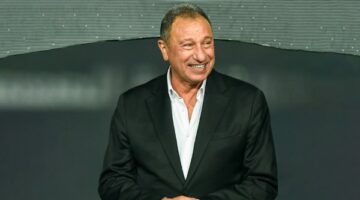 في مشهد عفوي.. الخطيب يداعب ابنة مؤمن زكريا