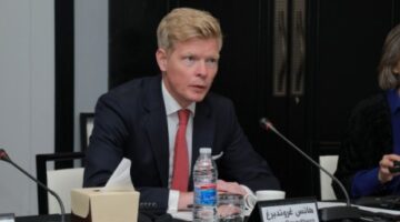 المبعوث الأممي غروندبرغ يناقش”أهمية استقرار اليمن” مع مسؤولين من قيادة “انصار الله” في عُمان