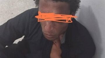 تنكر في ثوب سيدة.. أهالي قرية منشأة اليوسفي بالمنيا يسلمون «حرامي الأطفال» للشرطة