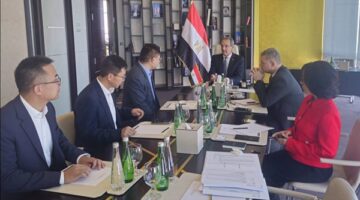 وزير الاتصالات يعقد مباحثات بدبي مع مسؤولين دوليين لبحث فرص الاستثمار