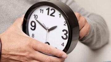 قدِّمْ ساعتَك 60 دقيقة.. بدء تطبيق التوقيت الصيفي 2025 | رسميًّا