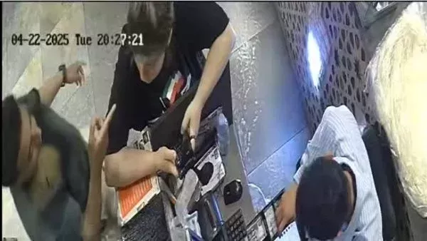 عرض ضحية صفع زميلها داخل مطعم بمدينة نصر على الطب الشرعي عرض ضحية صفع زميلها داخل مطعم بمدينة نصر على الطب الشرعي