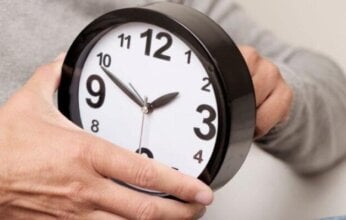 قدِّمْ ساعتَك 60 دقيقة.. بدء تطبيق التوقيت الصيفي 2025 | رسميًّا