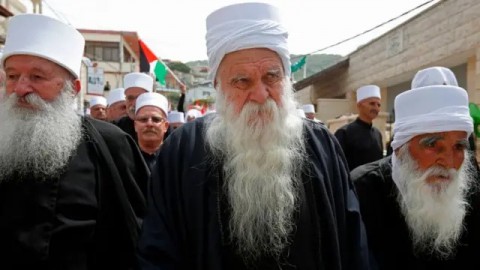 الزيارة الثانية خلال شهر.. قرابة 600 رجل دين درزي من سوريا يتوجهون إلى إسرائيل للمشاركة في إحياء مناسبة دينية الزيارة الثانية خلال شهر.. قرابة 600 رجل دين درزي من سوريا يتوجهون إلى إسرائيل للمشاركة في إحياء مناسبة دينية