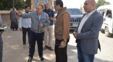 محافظ أسيوط يتفقد مدخل قرية منقباد ويوجه بتكثيف أعمال النظافة