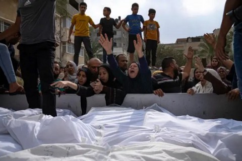 حكومة غزة تحذر من موت جماعي وتطلب ممرا إنسانيا فوريا 