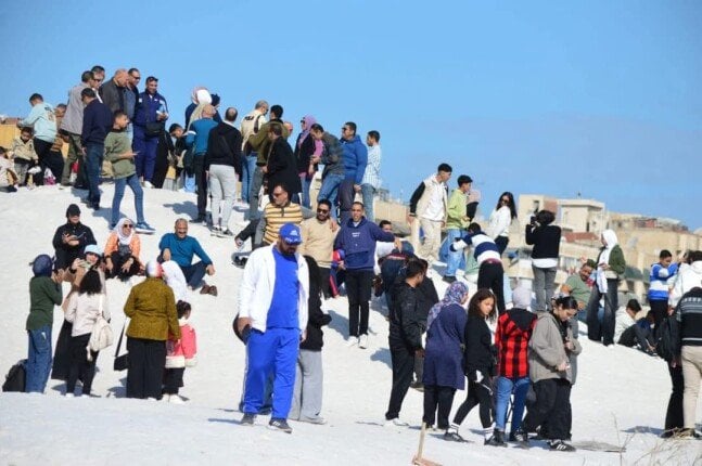 جبال الملح ببورفؤاد تجذب الزوار خلال عطلة نهاية الأسبوع جبال الملح ببورفؤاد تجذب الزوار خلال عطلة نهاية الأسبوع