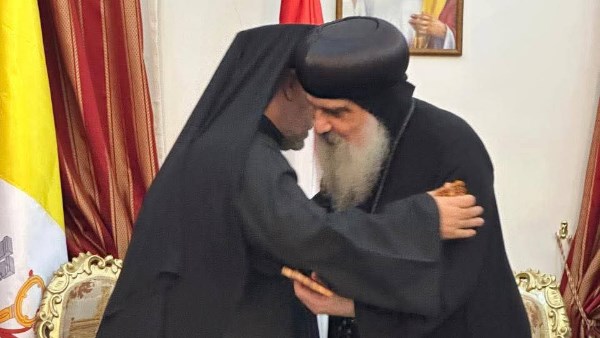 الأنبا عمانوئيل يستقبل التعازي في انتقال قداسة البابا فرنسيس | صور