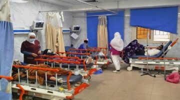 محافظ أسوان يوجه بتقديم الرعاية الطبية لـ 50 مصابًا سودانيًا في حادث انقلاب أتوبيس