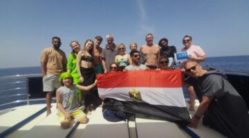 السائحون يشاركون المصريين الاحتفال بذكري تحرير سيناء في الغردقة