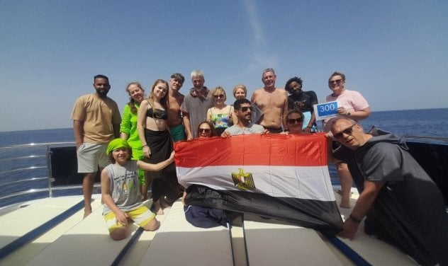 السائحون يشاركون المصريين الاحتفال بذكري تحرير سيناء في الغردقة السائحون يشاركون المصريين الاحتفال بذكري تحرير سيناء في الغردقة