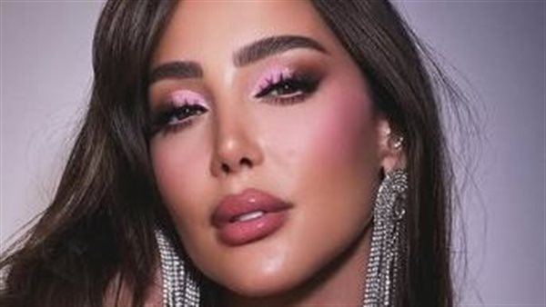بسمة بوسيل تتزين بالكريستال خلال تكريمها في مهرجان إيمي جالا 2025 بسمة بوسيل تتزين بالكريستال خلال تكريمها في مهرجان إيمي جالا 2025