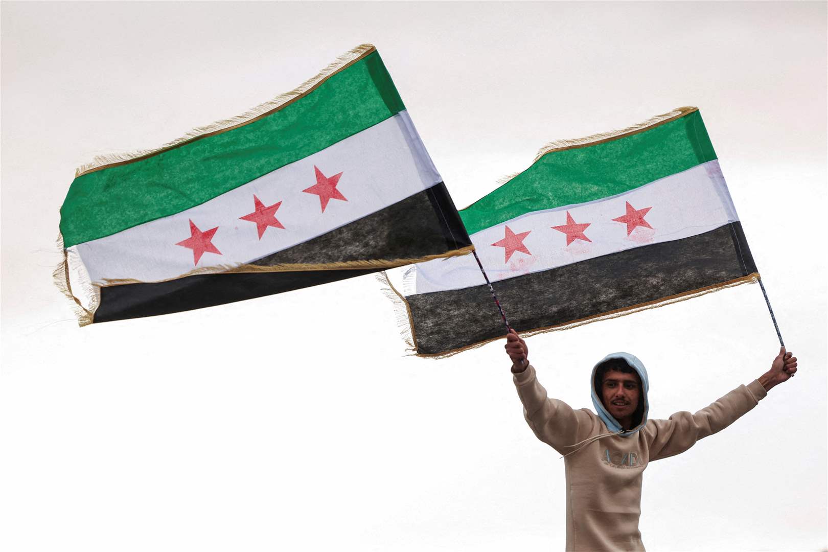 لأول مرّة رفع العلم السوري الجديد في هذا الموقع! لأول مرّة رفع العلم السوري الجديد في هذا الموقع!