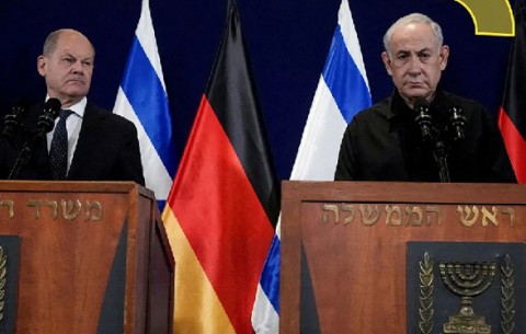عشرات الفلسطينيين ينددون بدعم ألمانيا لإسرائيل عسكريا وسياسيا عشرات الفلسطينيين ينددون بدعم ألمانيا لإسرائيل عسكريا وسياسيا