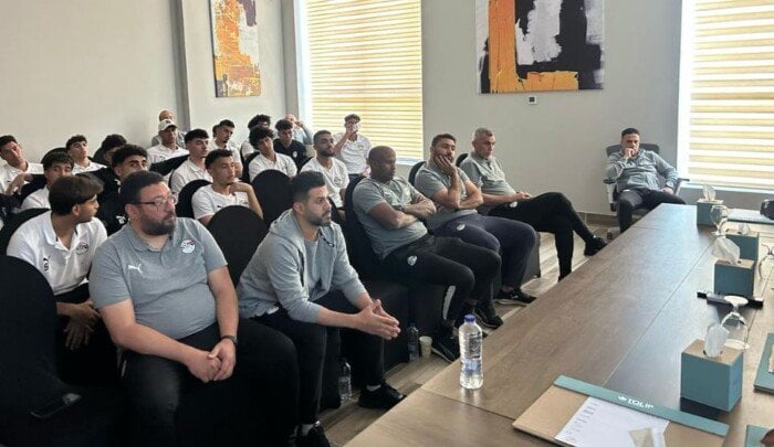 اجتماع تنسيقي للكاف مع المنتخب الوطني تحت 20 عامًا قبل انطلاق كأس أمم إفريقيا اجتماع تنسيقي للكاف مع المنتخب الوطني تحت 20 عامًا قبل انطلاق كأس أمم إفريقيا