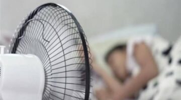 خبراء يحذرون: النوم على المروحة قد يضر بصحتك أكثر مما ينفع