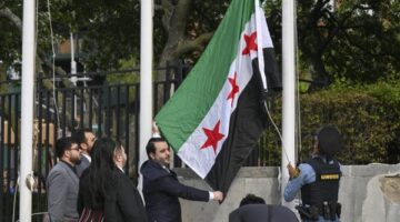 لأول مرة.. رفع العلم السوري الجديد في مقر الأمم المتحدة