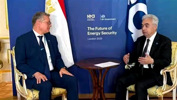 وزير البترول يعقد اجتماعا مع المدير التنفيذي لوكالة الطاقة الدولية وزير البترول يعقد اجتماعا مع المدير التنفيذي لوكالة الطاقة الدولية
