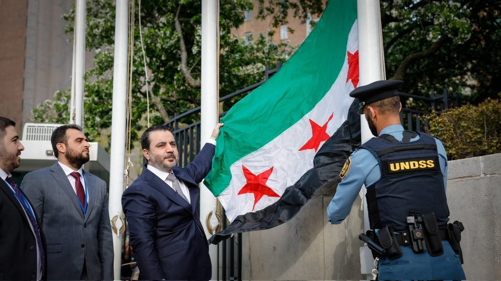 رفع العلم السوري في مقر الأمم المتحدة بنيويورك في أول زيارة رسمية لوفد سوري منذ سقوط الأسد رفع العلم السوري في مقر الأمم المتحدة بنيويورك في أول زيارة رسمية لوفد سوري منذ سقوط الأسد