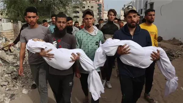 وداع وتشييع مجموعة من الشهداء من عائلة واحدة جنوب غزة.. فيديو