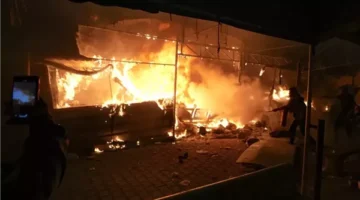 اندلاع حريق في خيام  نازحي غزة والدفاع المدني الفلسطيني يتدخل