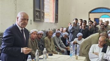 بعد تراشقهم عبر فيسبوك.. مصطفى بكري يشارك في مصالحة بين أبناء عمومة بقرية القلعة في قنا