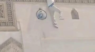 مصر.. شاب يحاول إلقاء نفسه من أعلى الجامع الأزهر