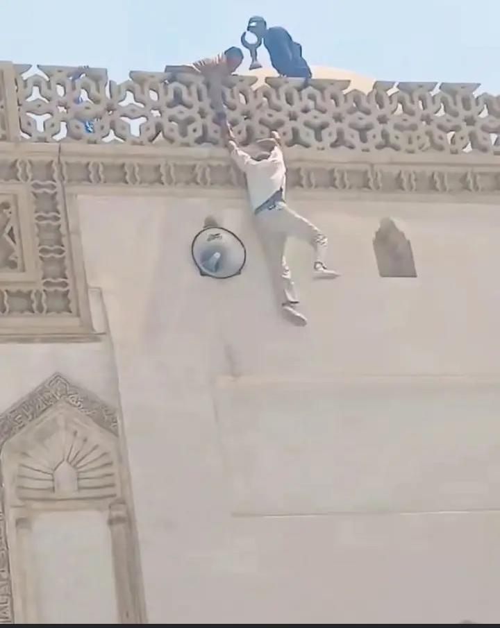 مصر.. شاب يحاول إلقاء نفسه من أعلى الجامع الأزهر مصر.. شاب يحاول إلقاء نفسه من أعلى الجامع الأزهر