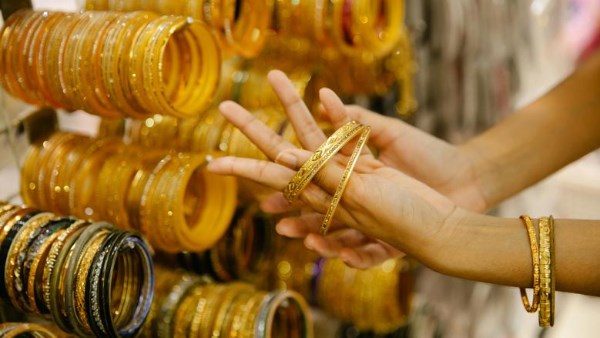 تراجع أسعار الذهب يربك الأسواق.. وخبير يحدد التوقيت الأنسب للشراء والبيع تراجع أسعار الذهب يربك الأسواق.. وخبير يحدد التوقيت الأنسب للشراء والبيع