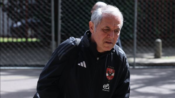 بعد الخروج من دوري أبطال أفريقيا.. جماهير الأهلي تقذف كولر بالزجاجات بعد الخروج من دوري أبطال أفريقيا.. جماهير الأهلي تقذف كولر بالزجاجات