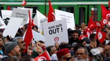“الشعب يريد إسقاط النظام”.. مظاهرات حاشدة في شوارع تونس تطالب برحيل سعيّد والإفراج عن محام معتقل في السجون