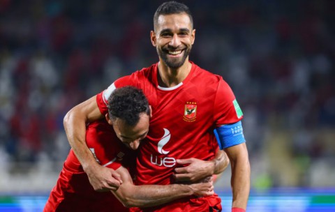 غضب عارم بعد خروج الأهلي المصري من بطولة أفريقيا.. الجماهير التي صنعت ملحمة ترشق “كولر” بالزجاجات والسؤال الرائج: هل يستقيل الخطيب؟ غضب عارم بعد خروج الأهلي المصري من بطولة أفريقيا.. الجماهير التي صنعت ملحمة ترشق “كولر” بالزجاجات والسؤال الرائج: هل يستقيل الخطيب؟