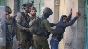 الجيش الإسرائيلي يواصل اعتداءاته العنيفة في الضفة الغربية المحتلة: يدهس شابين فلسطينيين بجنين وينكل بطفل في الخليل
